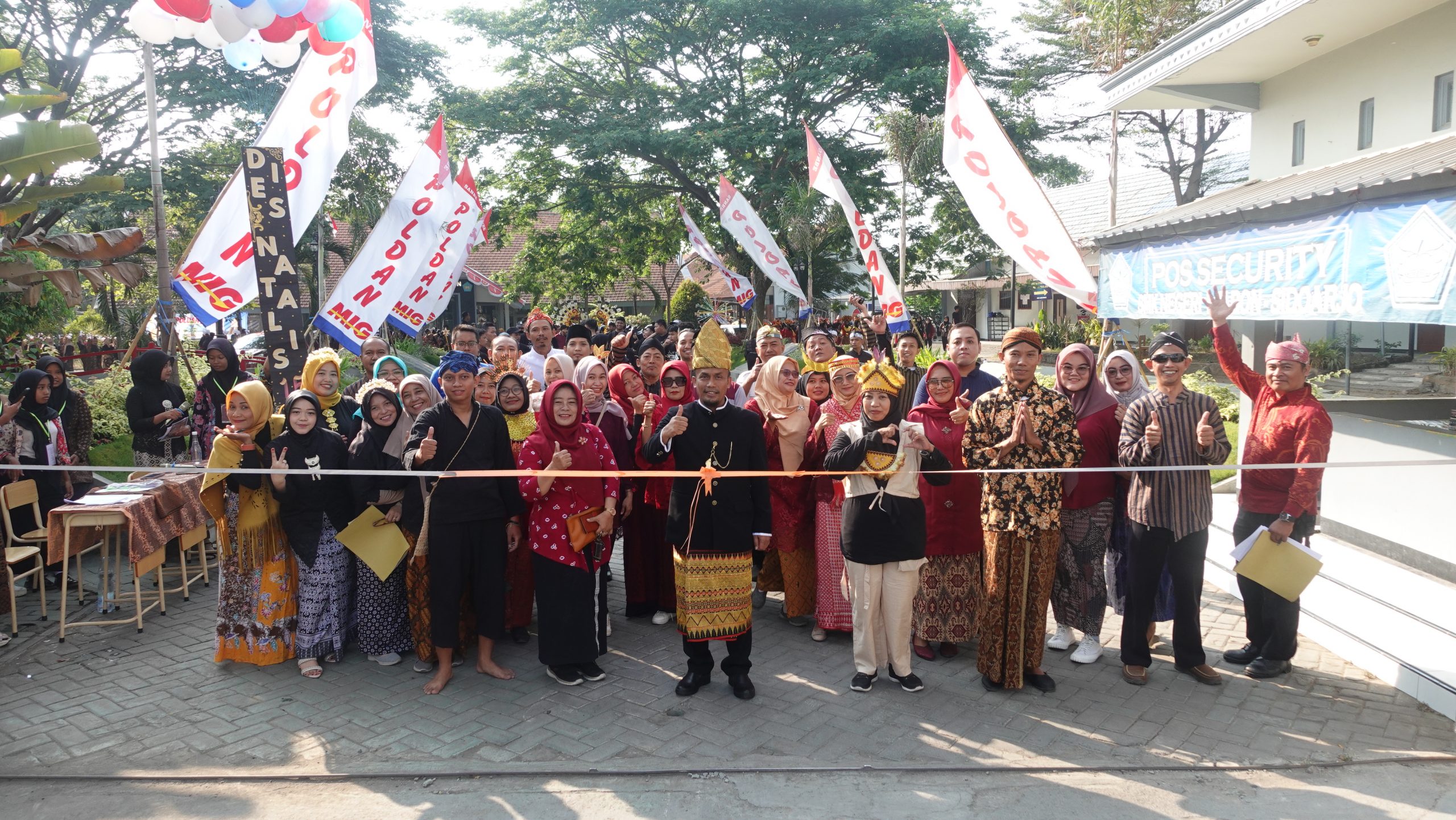 Kepala SMKN 1 Jabon Rahadi Supratikto bersama jajaran wakil kepala sekolah membuka karnaval.