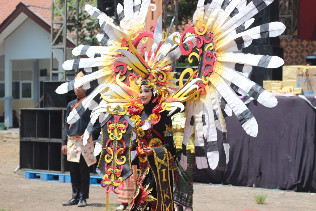 Penampilan fashion show dari salah satu siswa.