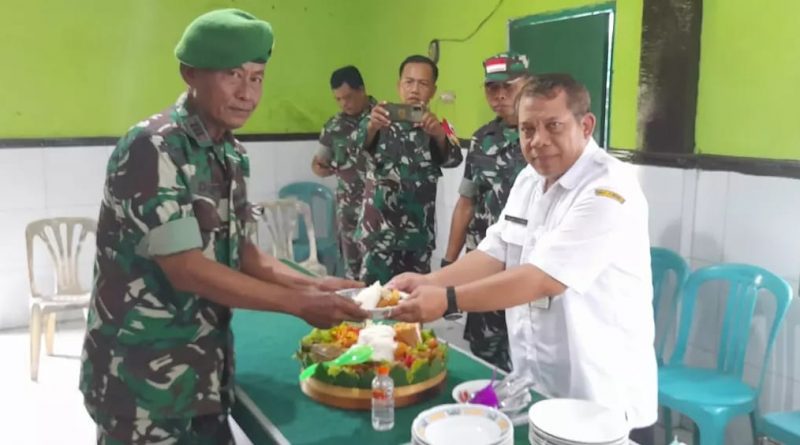 Kejutan SMKN 1 Jabon untuk Koramil Jabon pada HUT TNI Ke-77
