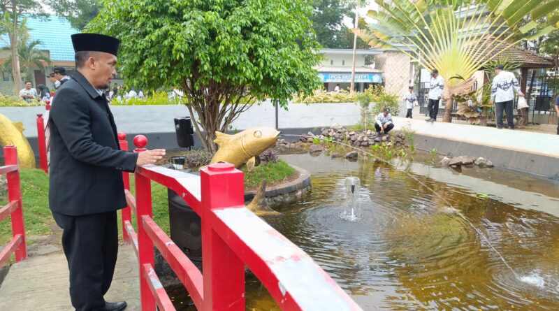 SMKN 1 Jabon Peringati Hari Guru dengan Tebar Benih Ikan di Kolam Sekolah