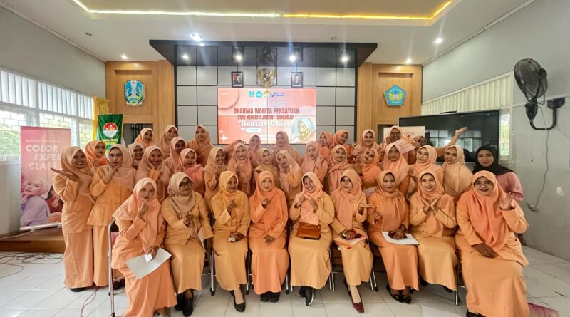 Beauty Class by Wardah Meriahkan Pertemuan Rutin Dharma Wanita Persatuan SMKN 1 Jabon