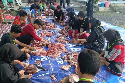 Peringati Idul Adha dengan Penyembelihan Hewan Kurban dan Berbagi kepada Sesama