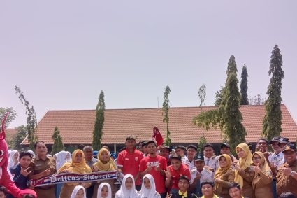 The Lobster Dekatkan Diri dengan Pelajar Sidoarjo melalui Deltras FC Goes to School